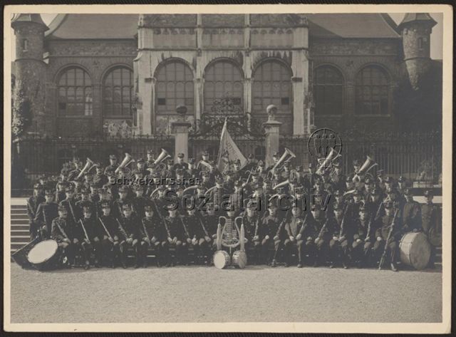 Gruppenporträt der Stadtmusik Zürich in Uniformen und mit Instrumenten vor dem Landesmuseum, um 1925
