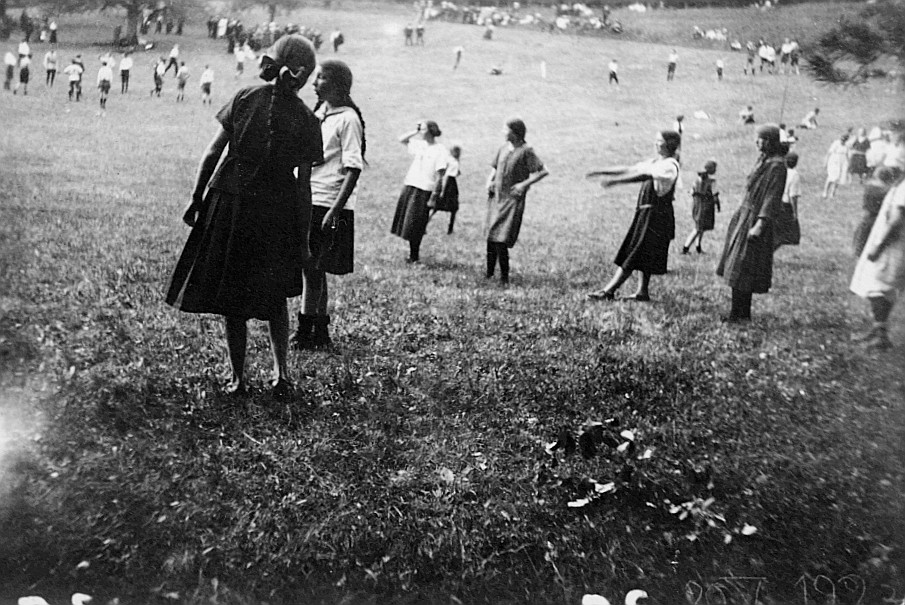Wandervogel-Landsgemeinde auf dem Sonnenberg (?) - Wandervögel bei einem Spiel (vermutlich) im Freien (1922)