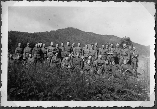 Album Alfred Brauchli, Teil 1/3: 699 Tage Aktivdienst 1939-1945 als Sanitätssoldat bei der Sanitätskompanie I/​7, Thurgau:  Gruppenfoto von Soldaten in Uniform