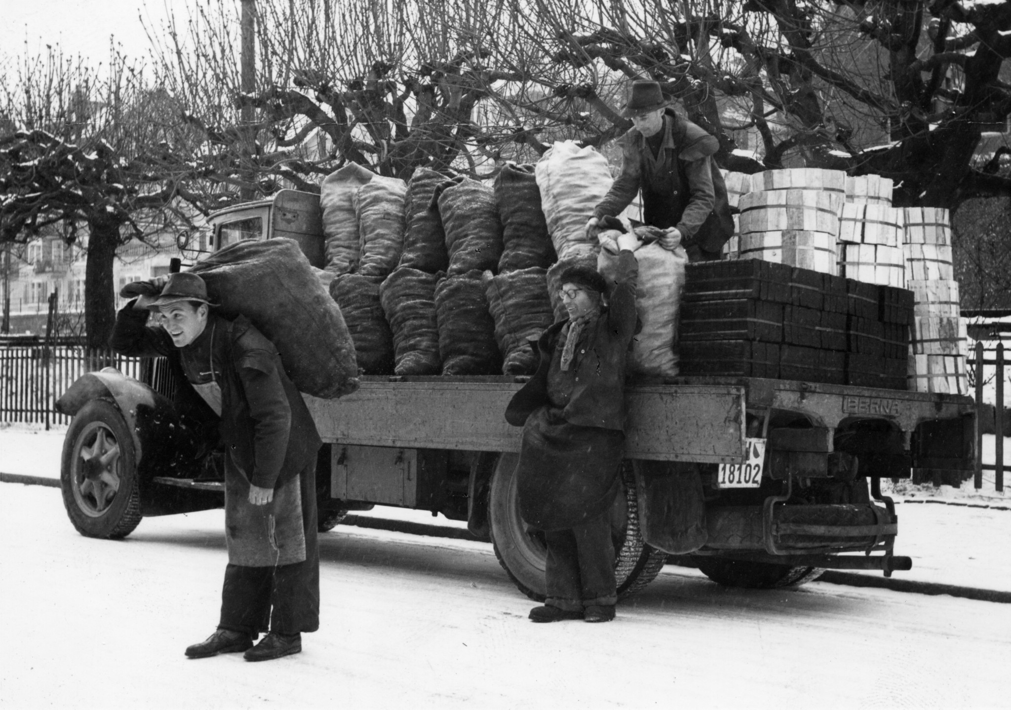 Verkauf von Kohle/Holz ab Lieferwagen