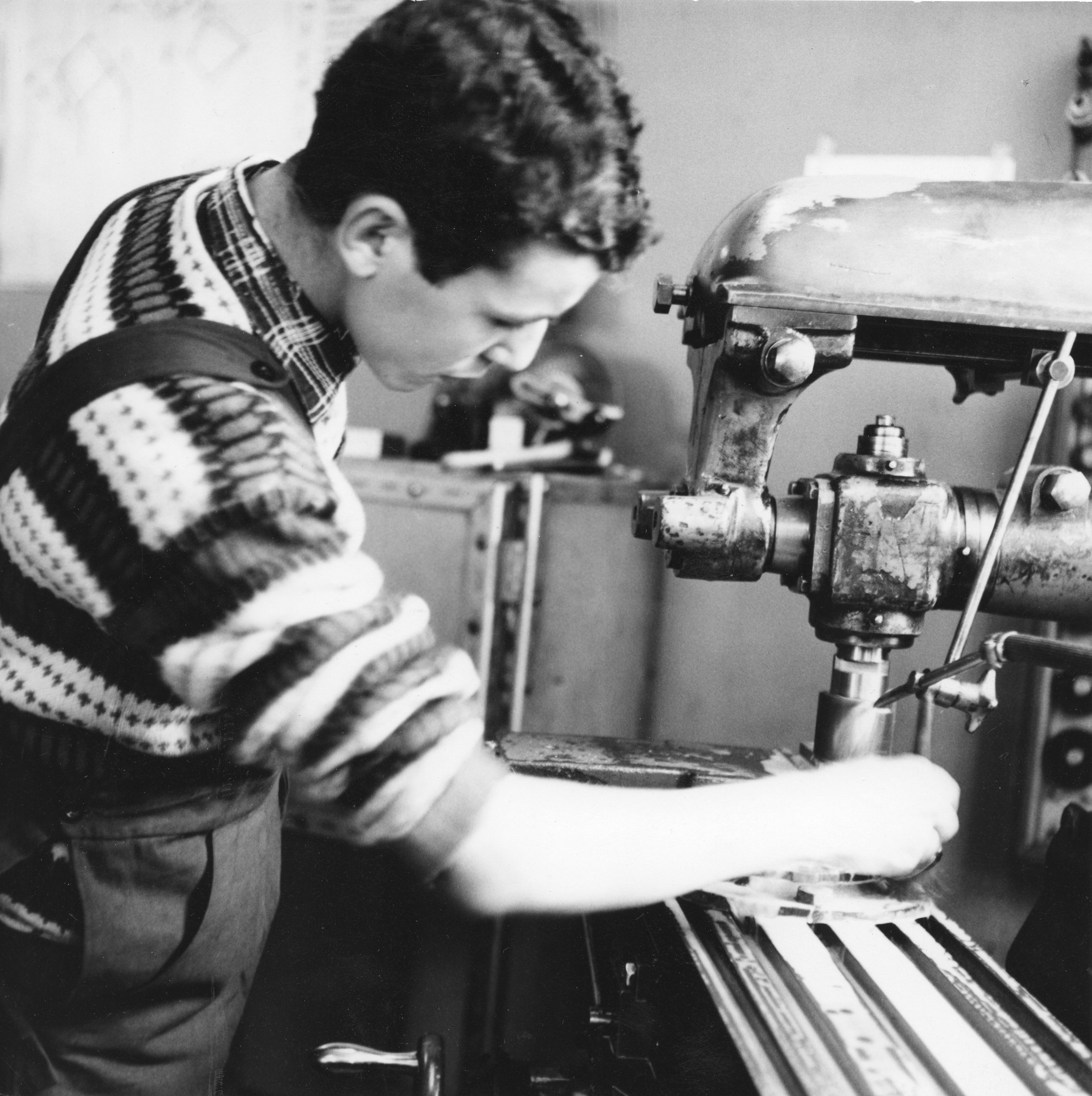 Ein junger Mann arbeitet an einer Maschine