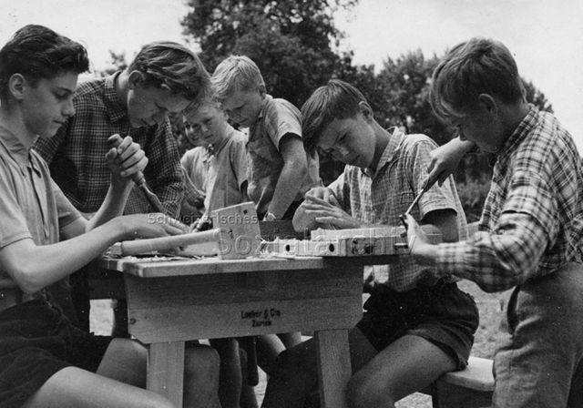 Jungen an der Werkbank bei Holzarbeiten; um 1965