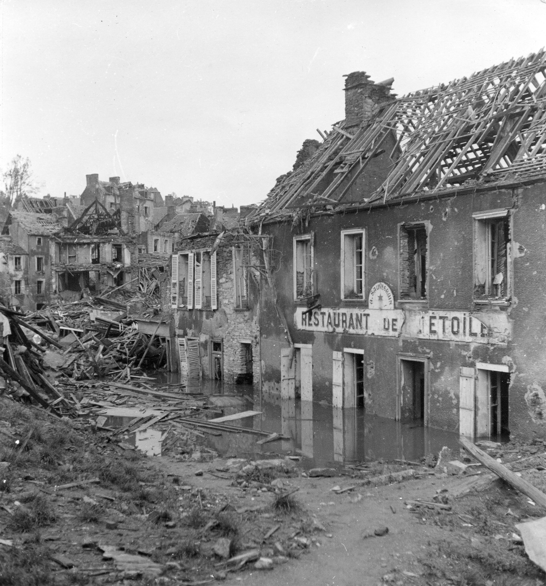 "Les ruines de Saint-Lô, 1946.", zerbombter Stadtteil mit 'Restaurant de l'Etoile', Département Manche in Basse-Normandie"