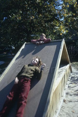 "Spielplatz Riehen - Rutsche", spielende Kinder; 1971