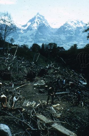 "Spielplatz Rombach, Amden, Berufsschule St. Gallen" - Jugendliche beim Holzzersägen; um 1970