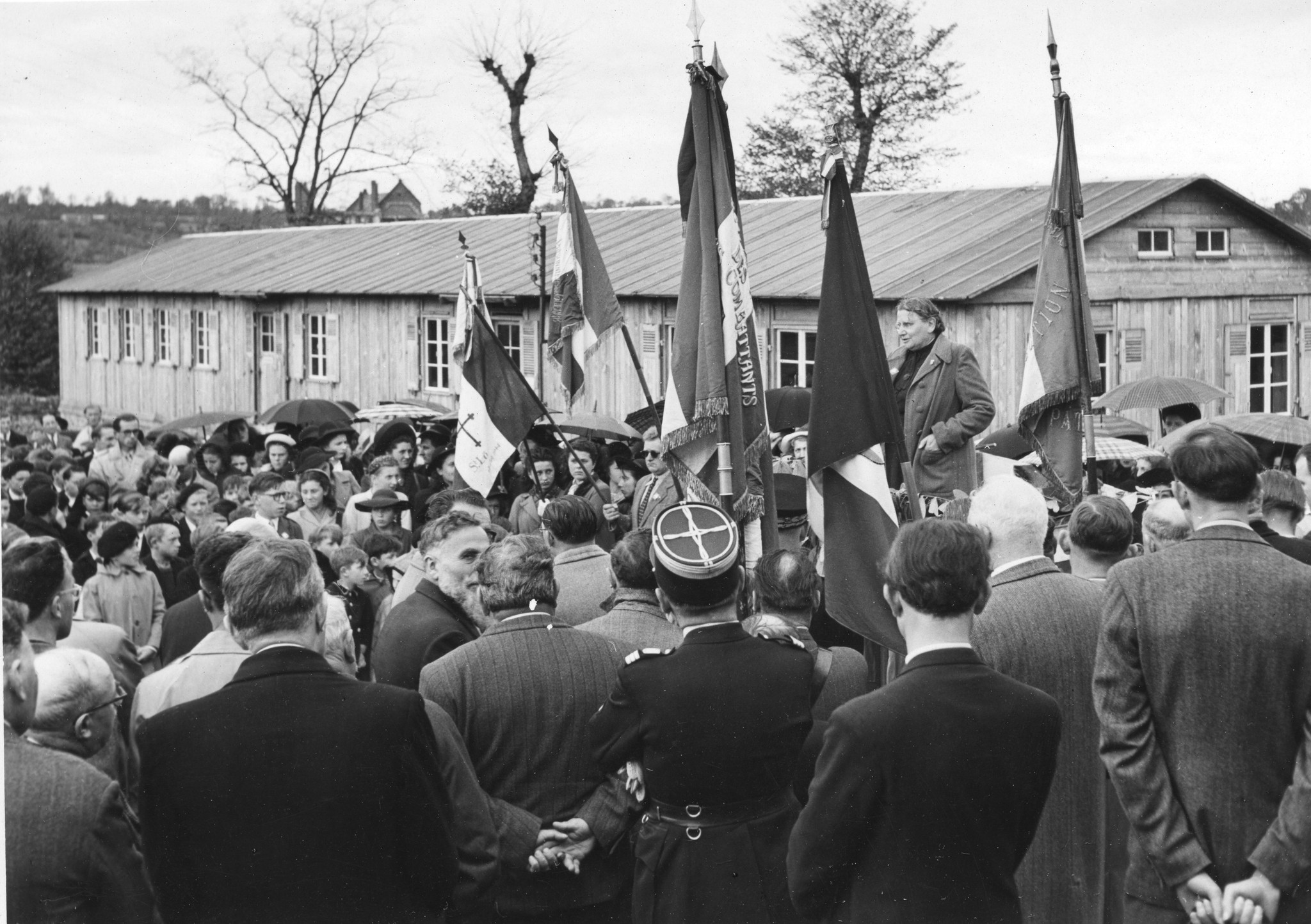 Regina Kägi-Fuchsmann auf einem Podest eine Rede haltend, vermutlich zur Eröffnung des Sozialzentrums