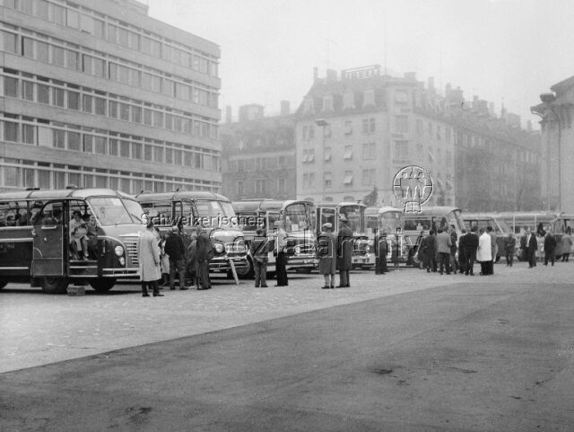 125 Jahre Holzarbeiter Zürich SBHV: Ausflug und Festessen (1. Juni 1964) - Vor der Abfahrt auf dem Helvetiaplatz Zürich: Teilnehmer, auf die Abfahrt wartend