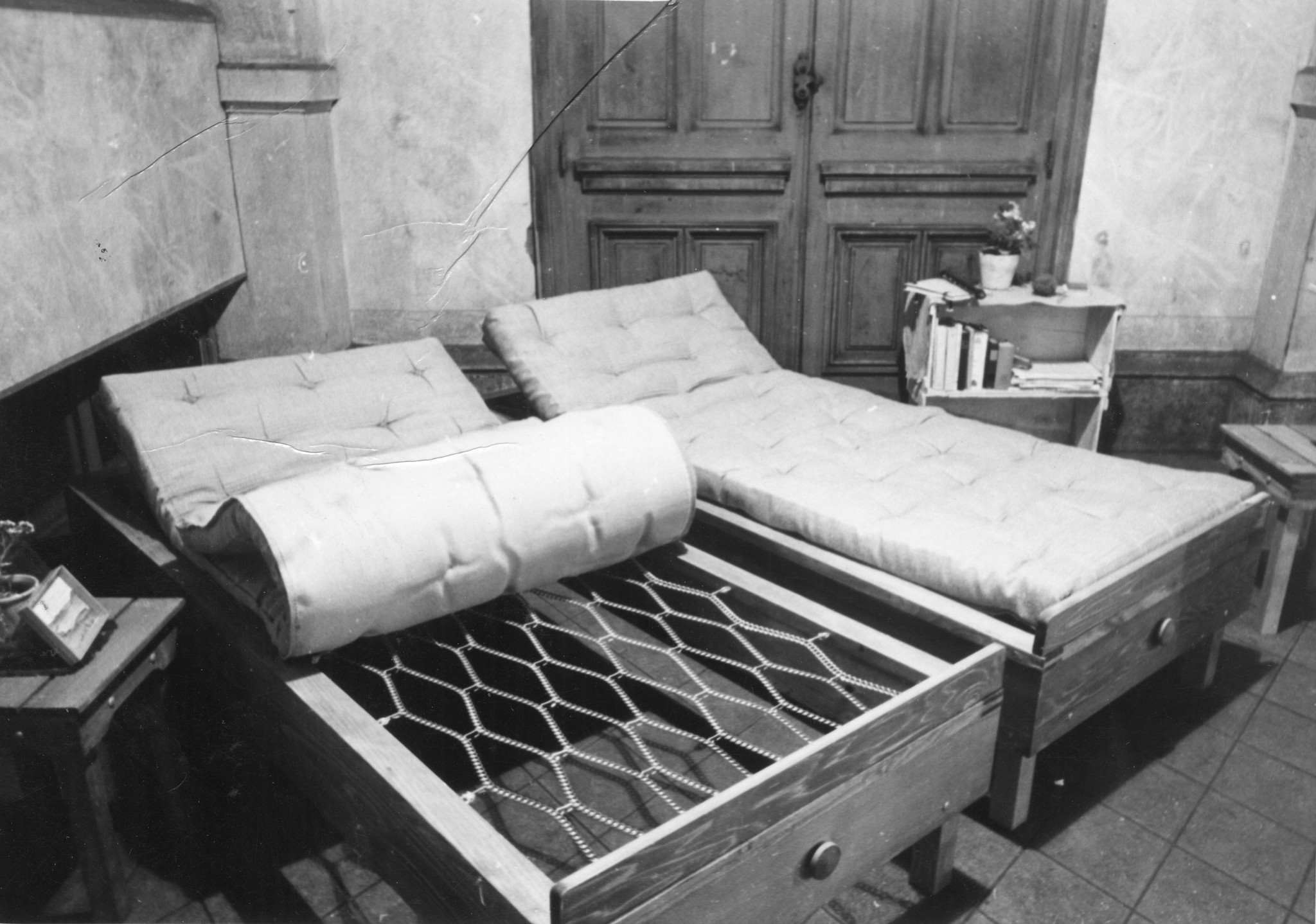 "Saint-Etienne, 7. Juli 1945. Möbelausstellung in der Bourse du Travail." Betten mit Gerüst und Matratze