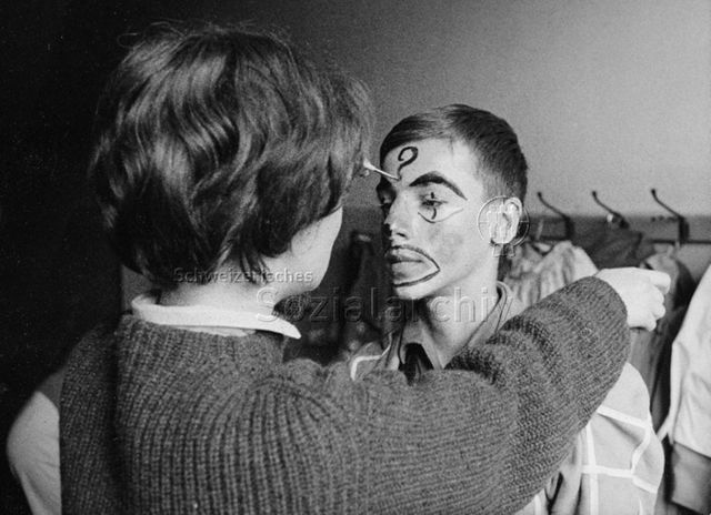 Kinderzirkus Robinson, Buchegg, Zürich - Frau schminkt Jugendlichen; 1961