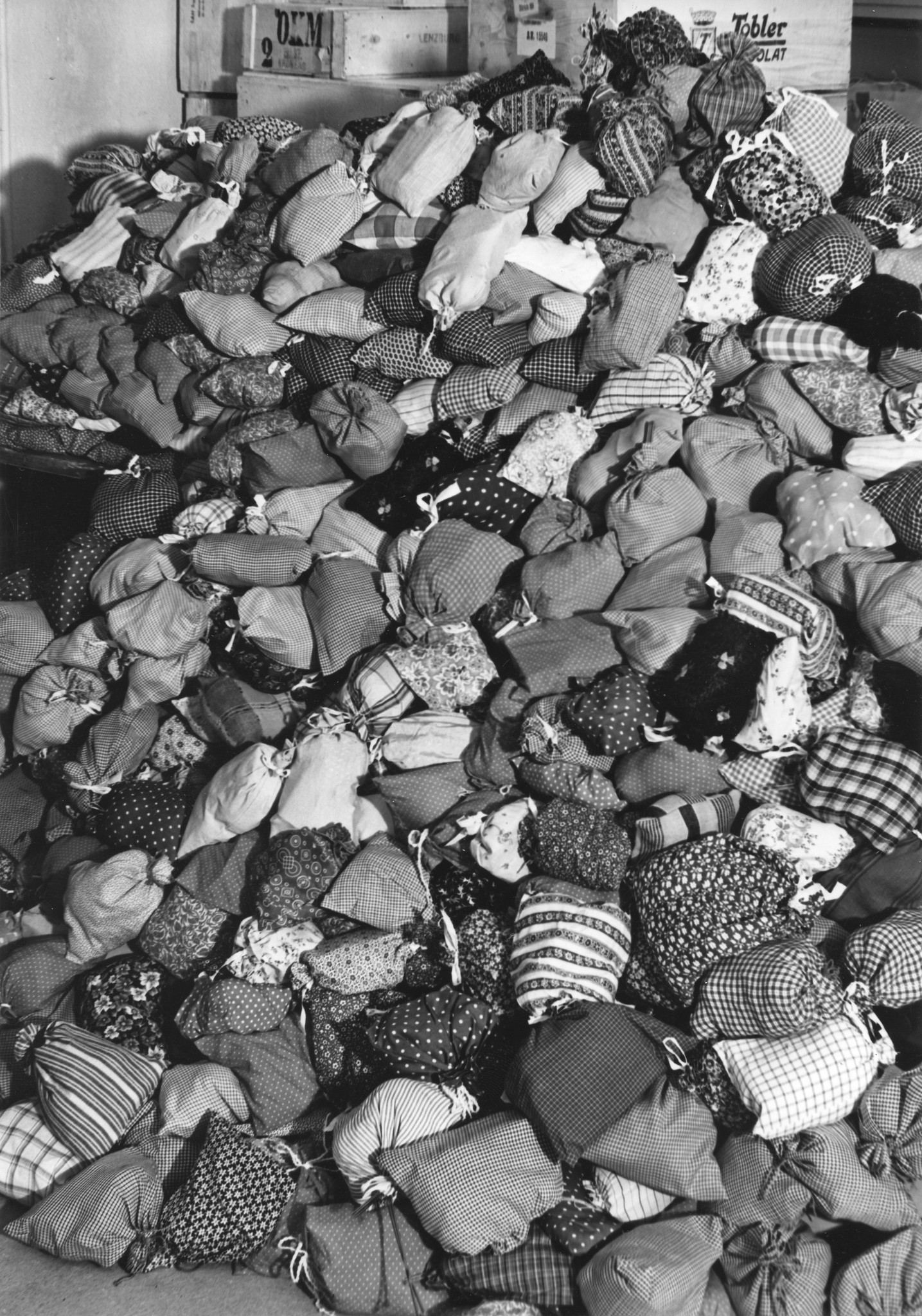 "Solothurner Arbeitschulen spenden Nähsäckli für Deutschland Sommer 1947"
