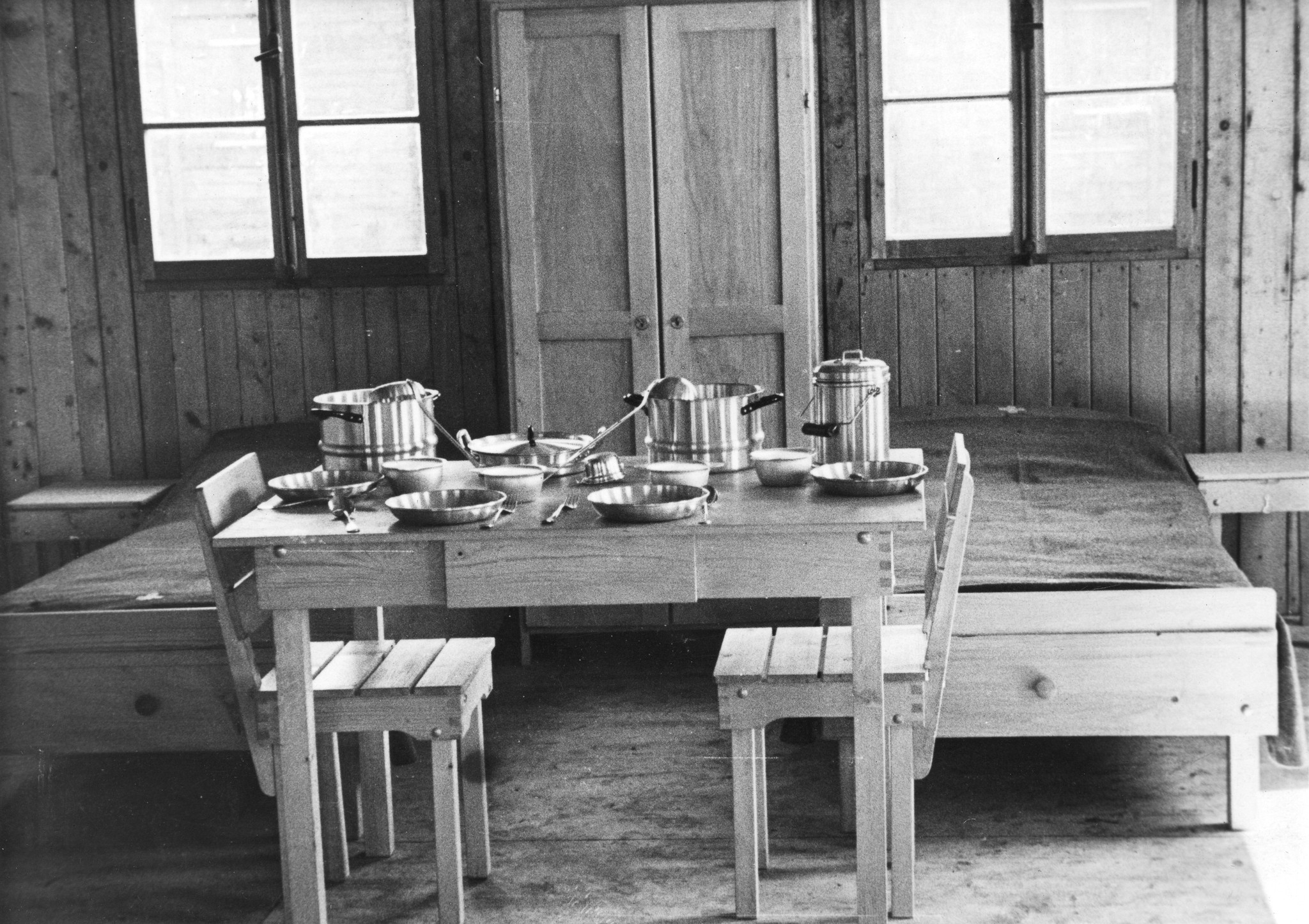 "Fives [Stadtviertel von Lille, Nord-Pas-de-Calais], Aermo-Möbel-Austattung", vermutlich im Sozialzentrums des SAH, um 1946