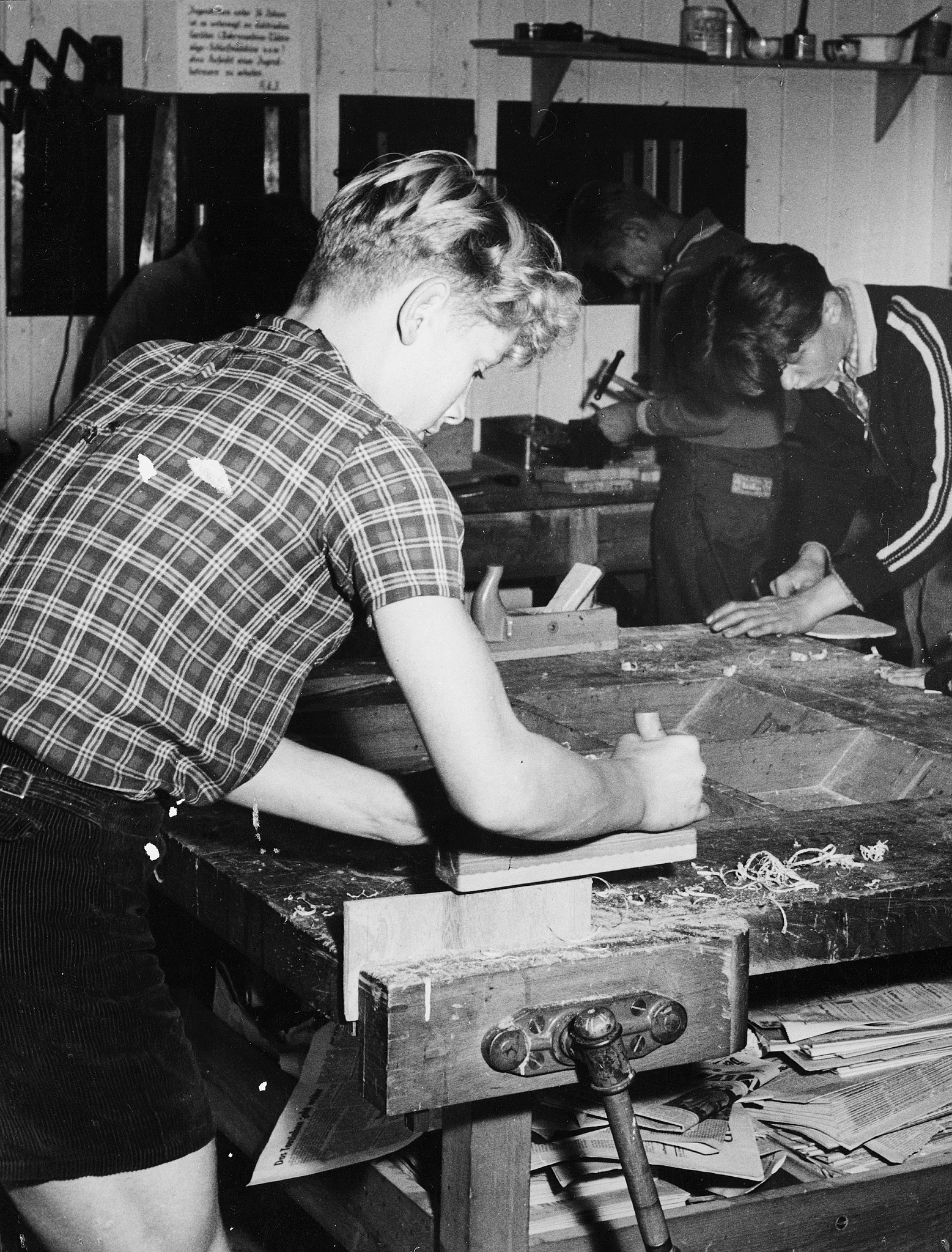 Arbeiterwohlfahrt: "Haus der Jugend" im Flüchtlingslager Ulm-Wilhelmsburg; Jungen arbeiten handwerklich