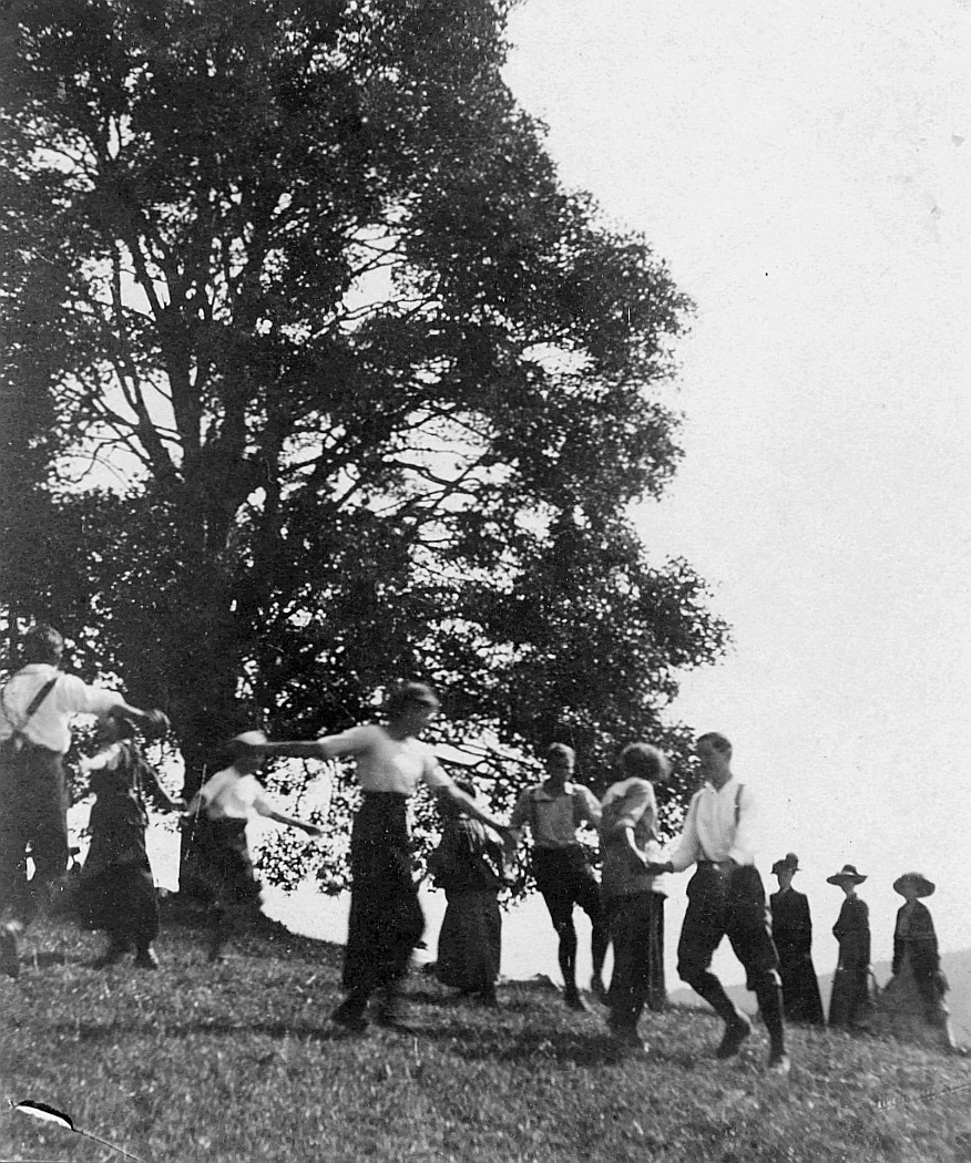 Wandervögel der Ortsgruppe Bern tanzen auf der Wiese (1918)