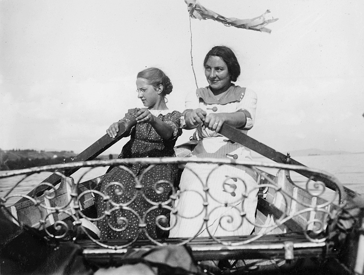 Wasserfahrt auf der Au: Zwei Frauen rudern auf einem Ruderboot (1914)