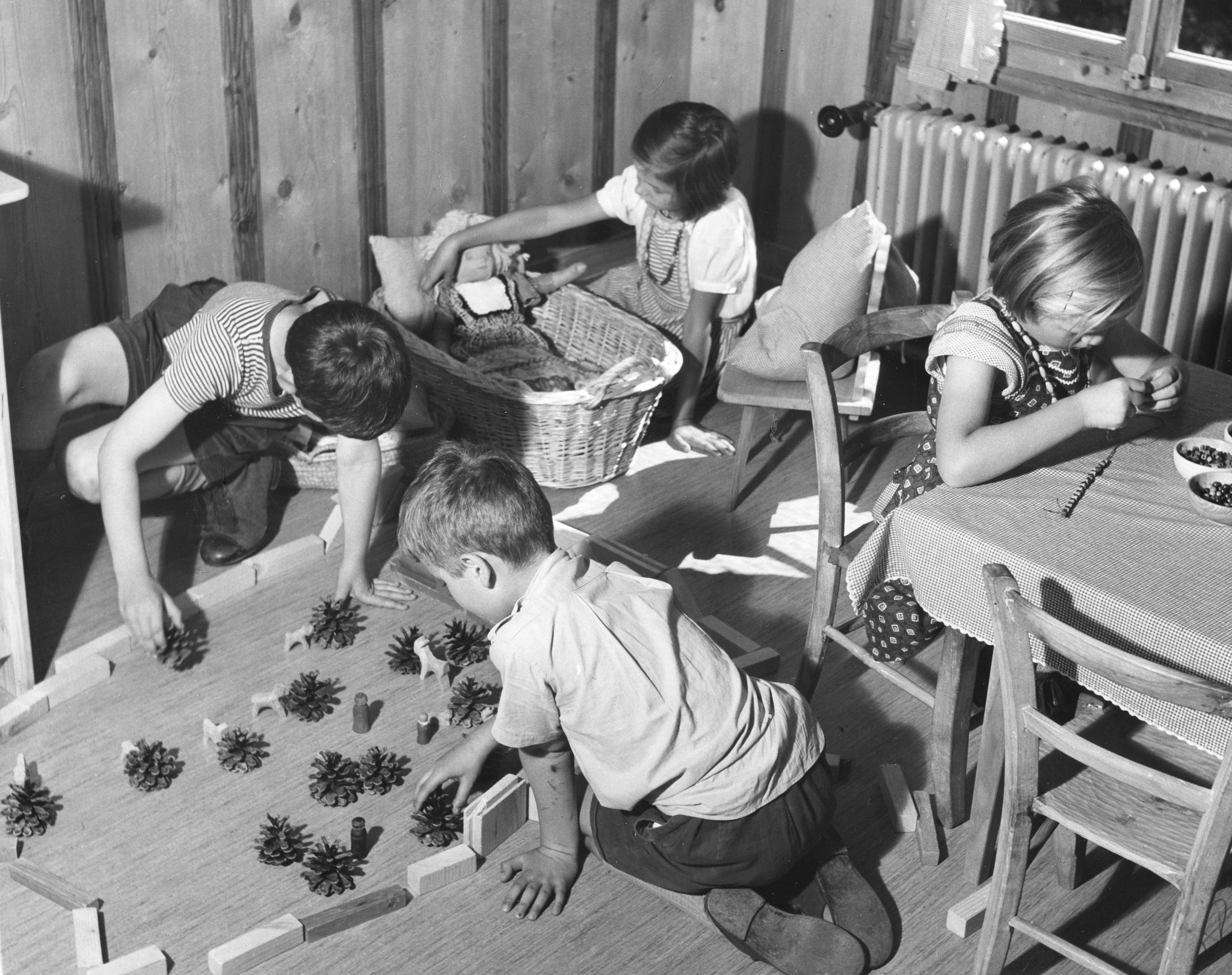 Kinder spielend im Spielzimmer des Kinderheims Malix
