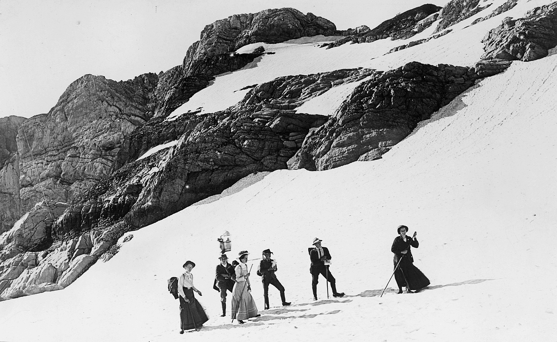 Wandervögel der Ortsgruppe Winterthur laufen auf dem Schnee während einem Säntis-Tour (ca. 1911)