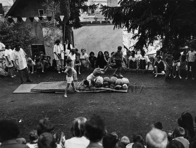 "Kinderheilstätte [Davos], Spiel + Sport" - Kinder beim Vorturnen in der Aussenanlage; um 1970