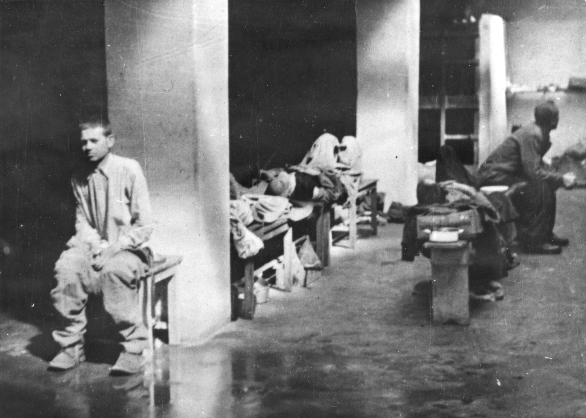 "Teresin [Terezin, Tschechien], cellule collective", Jugendliche in einer Gruppenzelle [vermutlich Konzentrationslager Theresienstadt], um 1950 (Nachkriegszeit)