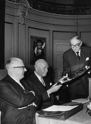 Gesamtschweizerische Mitarbeitertagung - Marcel Pilet-Golaz (rechts), Stiftungsratspräsident, überreicht Ulrich Wille (links), Stiftungskommissionspräsident zu dessen 80. Geburtstag ein Geschenk; 1957