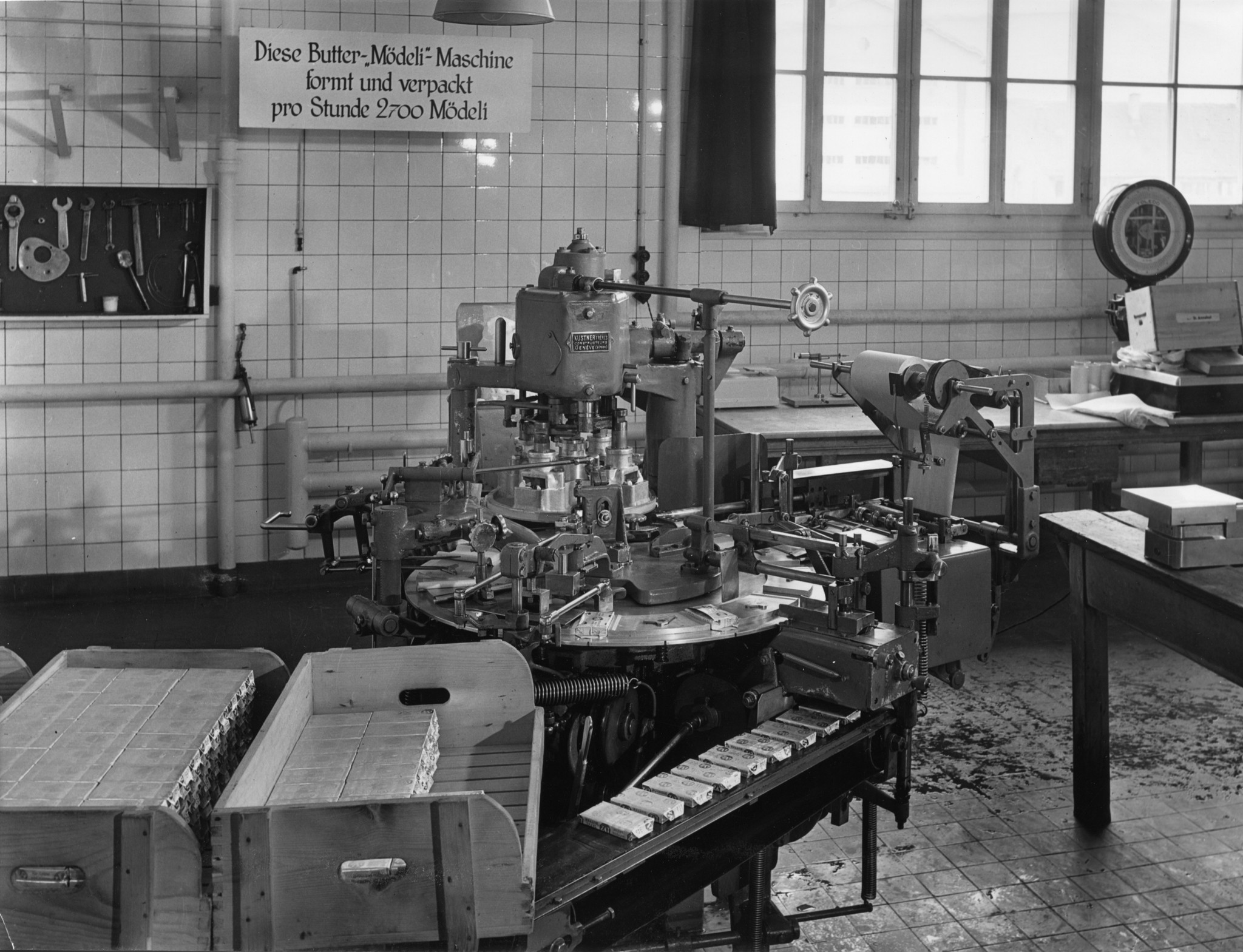 Butter-"Mödeli"-Maschine, die in der Stunde 2700 Packungen Butter formt und verpackt
