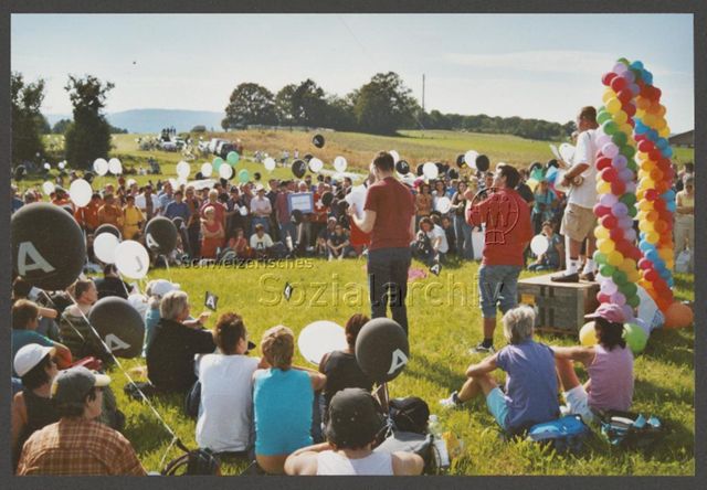 Aktion der HAZ: "Rainbow-Wolke of Love" im Vorfeld der kantonalen Abstimmung zum Partnerschaftsgesetz (08.09.2002)<br>