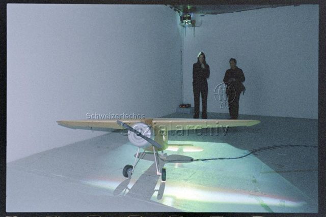 Flugzeugmodell von Lorraine Oades, mit Publikum
