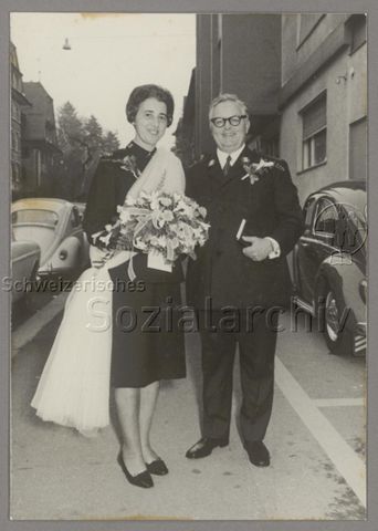 Hochzeit, Ehepaar in Uniformen der Heilsarmee (Salutistin, Salutist), um 1960