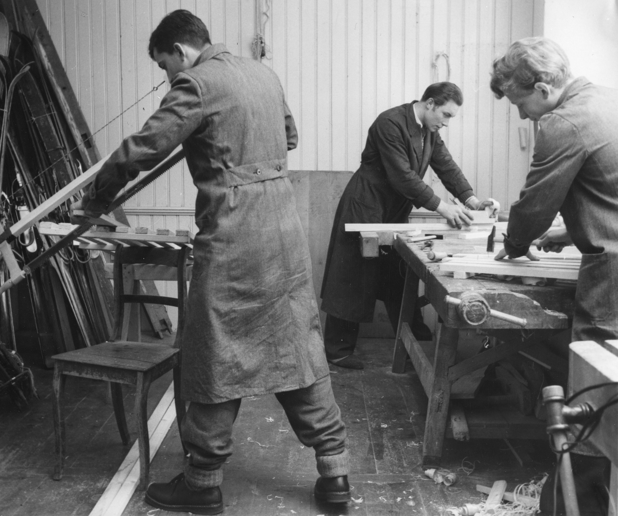 Erholungsaktion für jugendliche deutsche Flüchtlinge im Ferienhaus Lindenbühl 1952/1953; Jugendliche werken im Werkraum