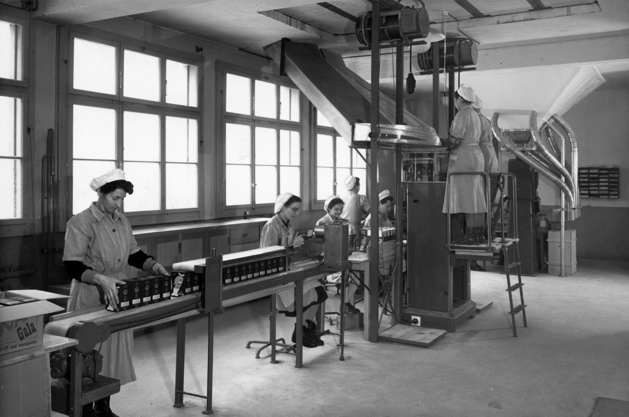 Frauen bei der Arbeit an einer Abfüllanlage