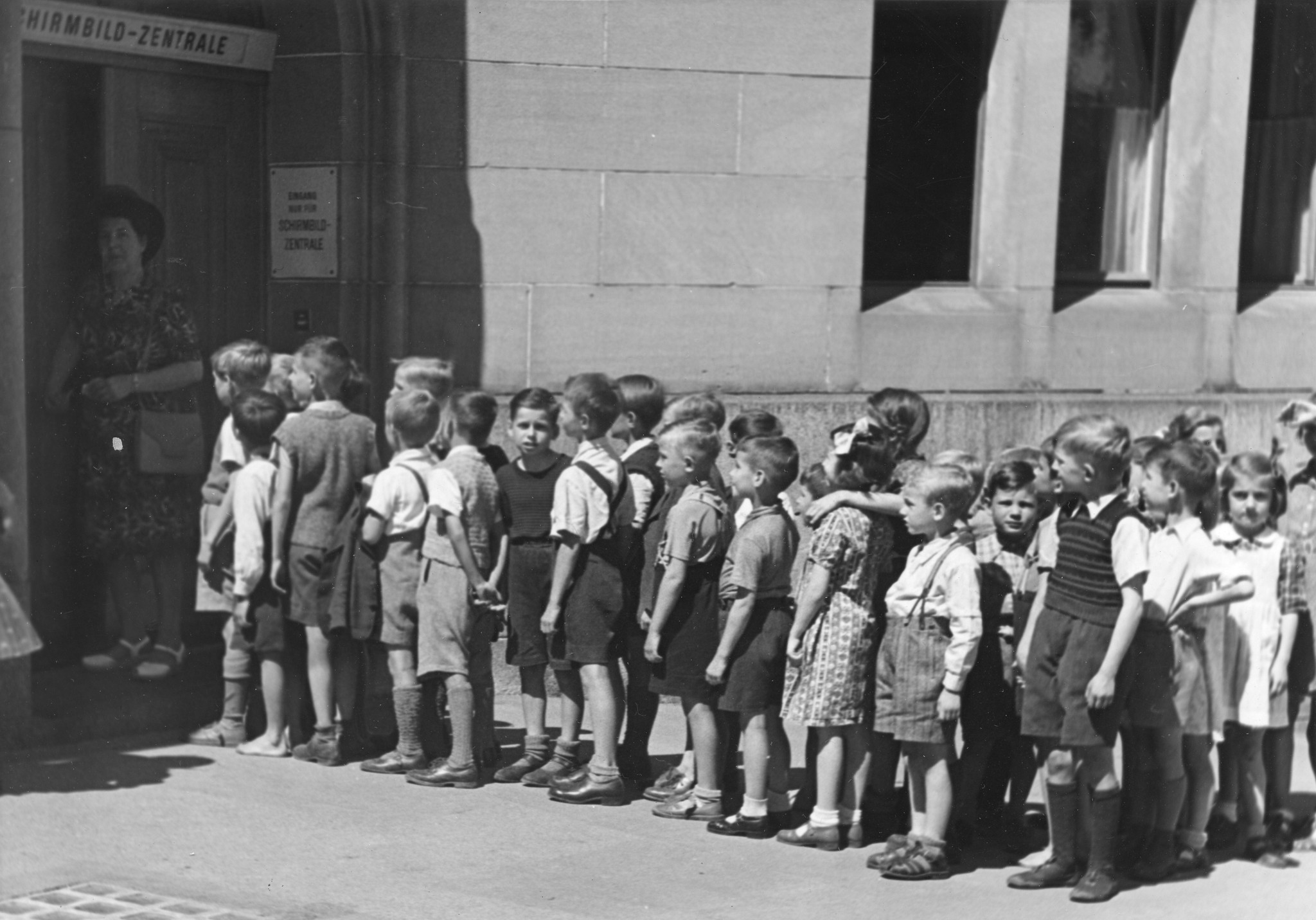 "Beim Durchleuchten", Wiener Arbeiterkinder warten vor der "Schirmbild-Zentrale", vermutlich um eine Rontgen-Untersuchung zu bekommen, vermutlich Zürich 1946