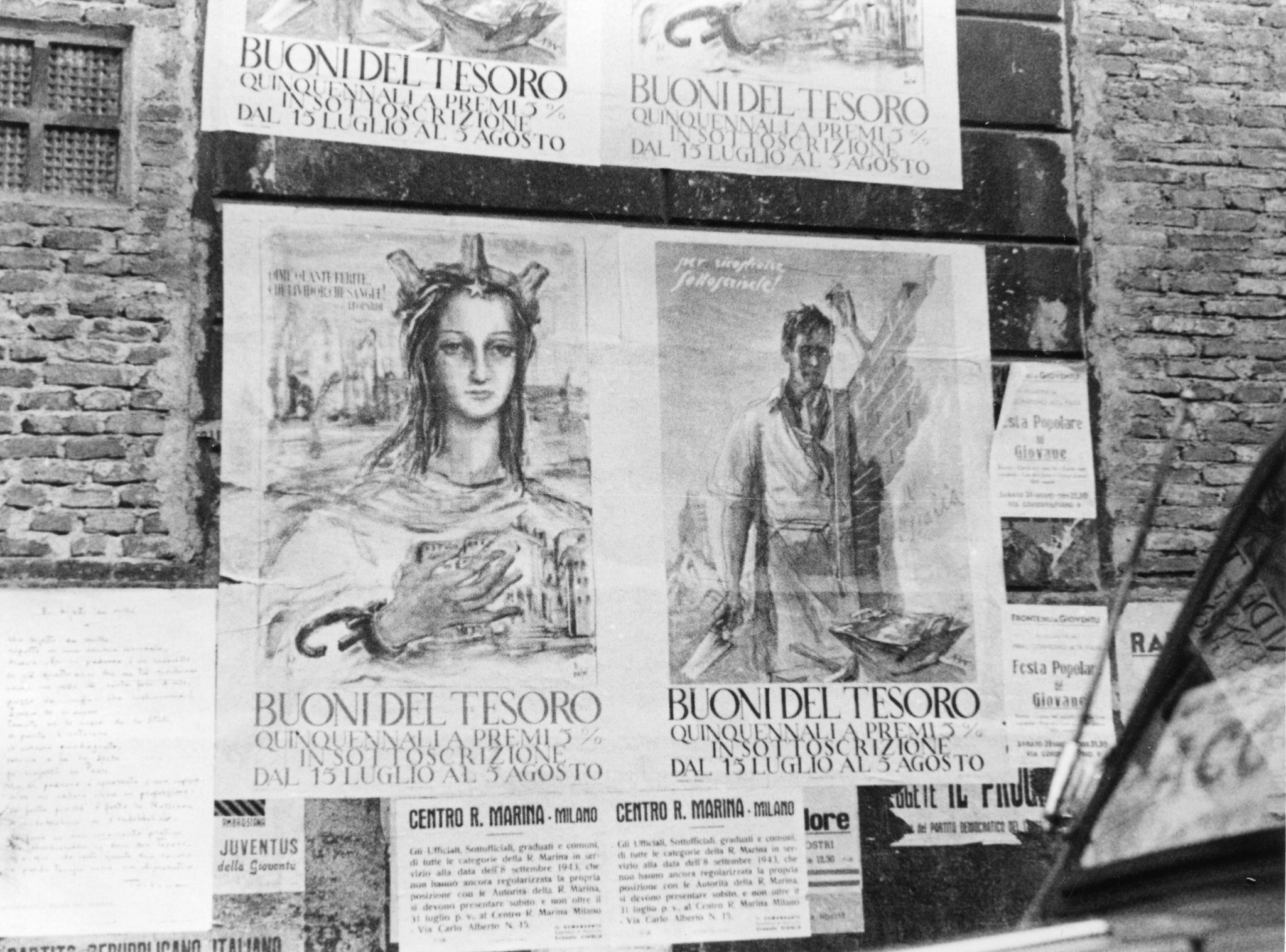 "Milano. Propaganda für die Anleihe"; Plakate kleben an einer Wand
