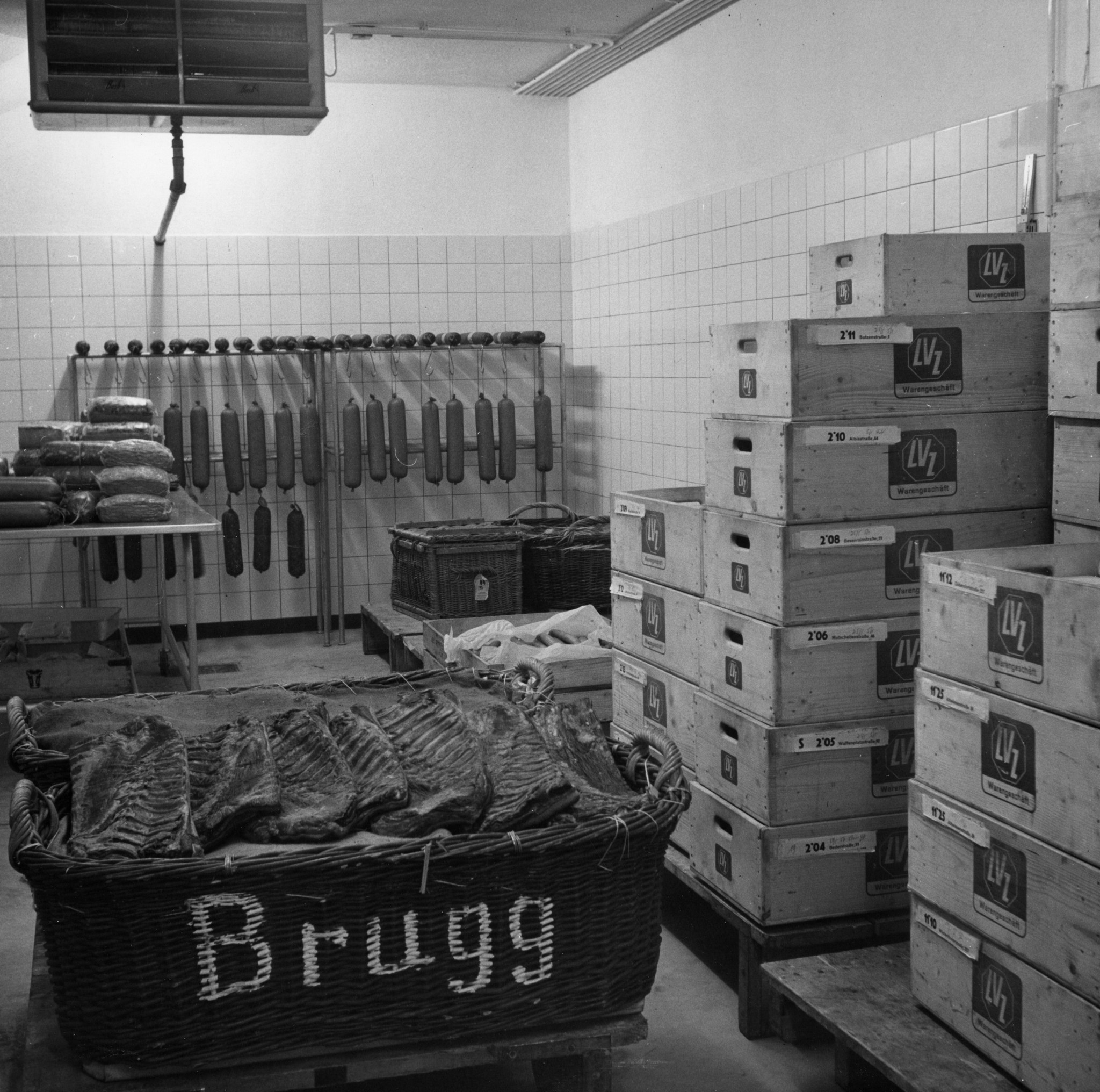 Wurstwaren und Speckseite in Korb "Brugg"