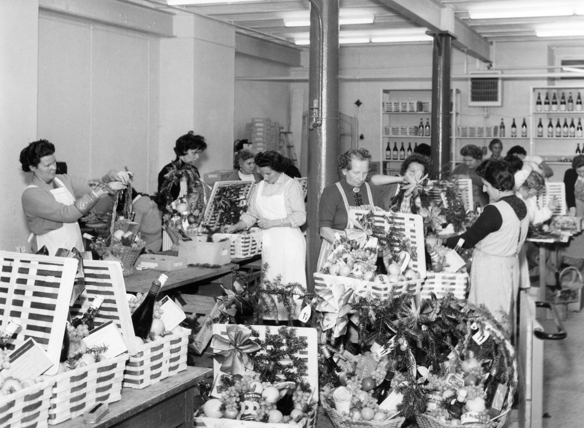 Frauen beim Verpacken von Fürchtekörben
