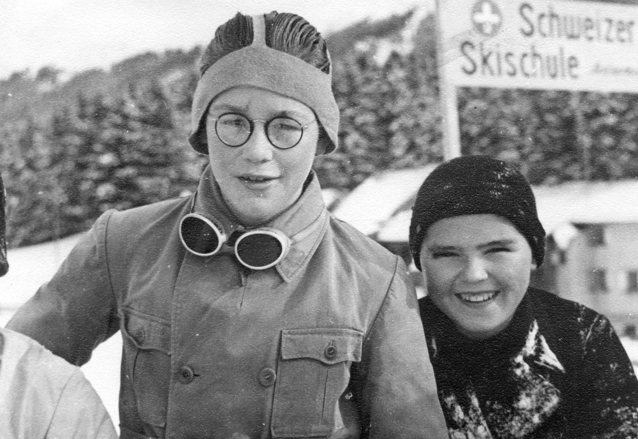 "Brambrüesch / Chur Winterferienlager 5. bis 18. Jan. 47"; zwei Knaben in Schneekleidung
