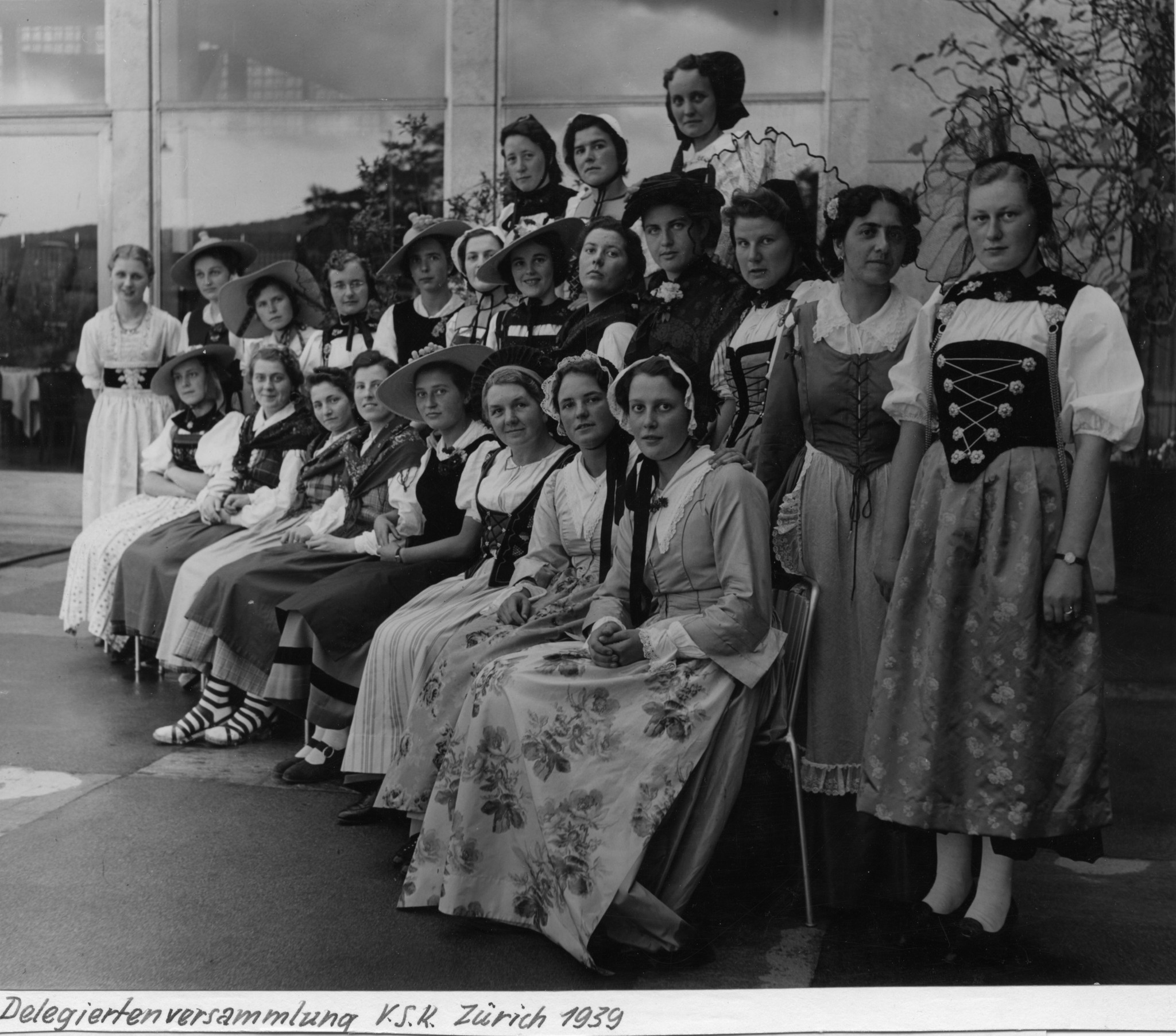 Delegiertenversammlung des Verbandes Schweizerischer Konsumvereine, Zürich 1939: Frauen in Trachten