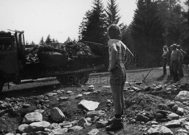 "Fronarbeit für Spielplatz Grüsch" - Anlieferung von Schutt; 1973