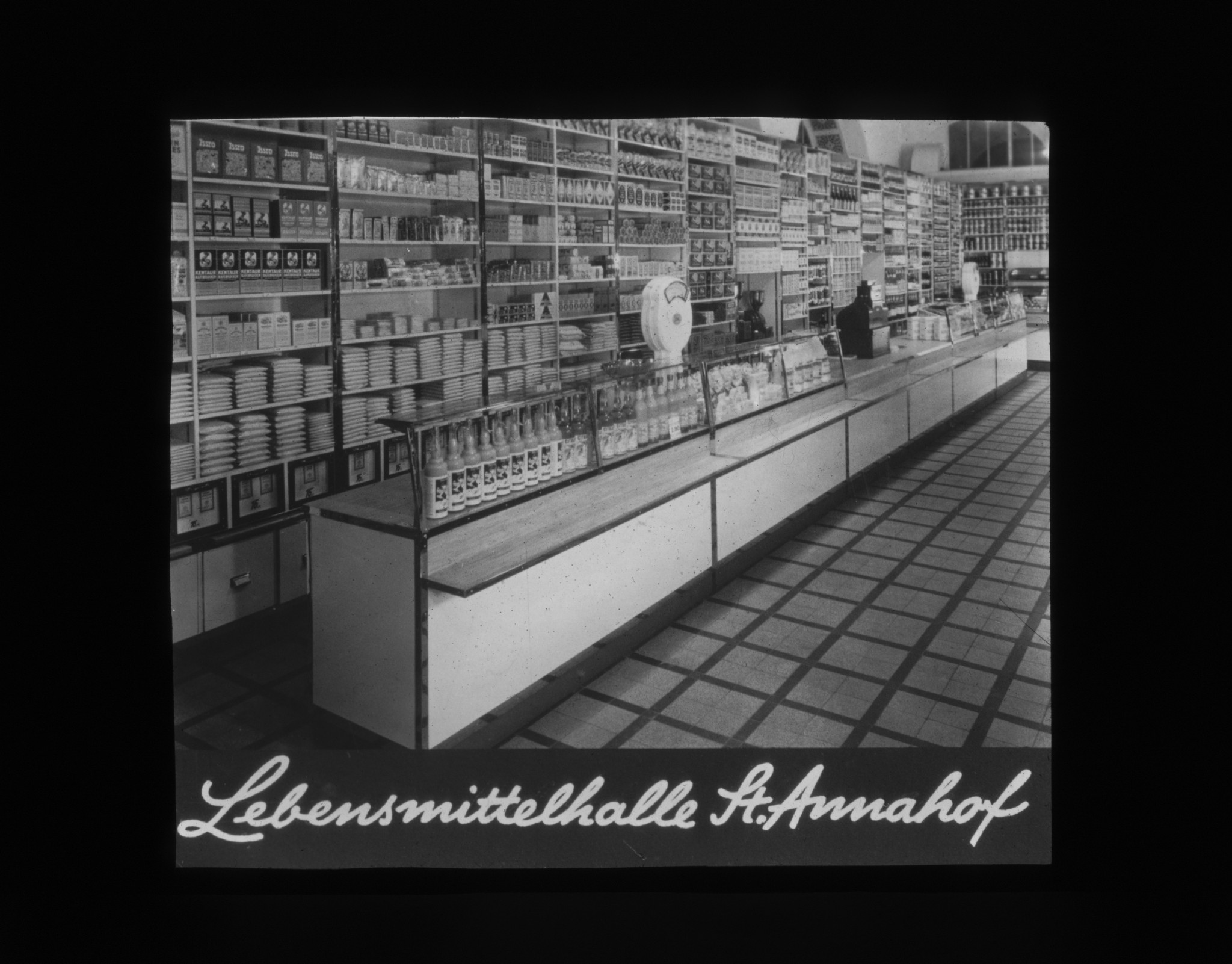 Dia: Lebensmittelhalle im St. Annahof.