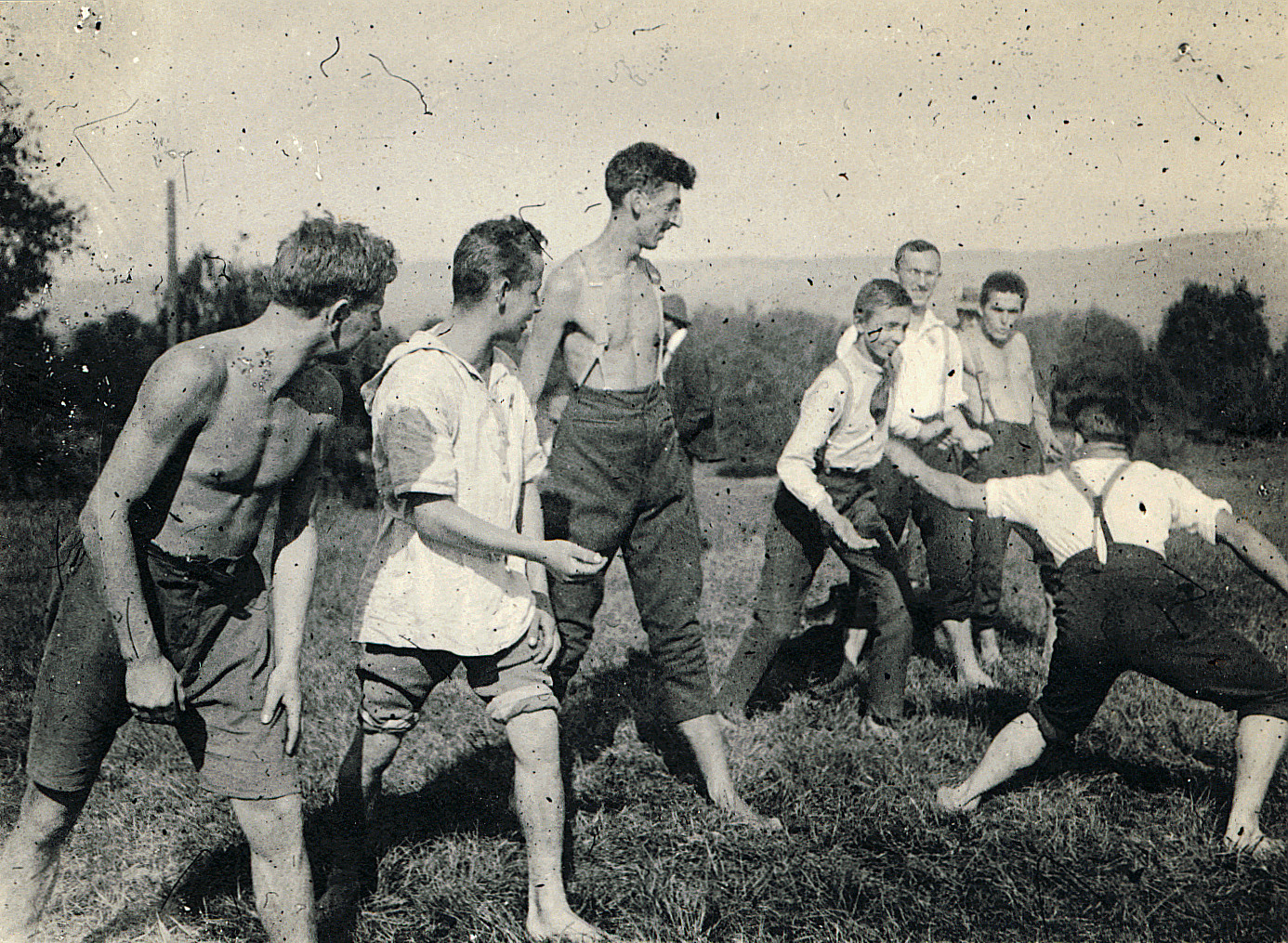 1. Führertag in Fischbach bei Bremgarten (AG): Wandervögel spielen auf der Wiese (Herbst 1919)