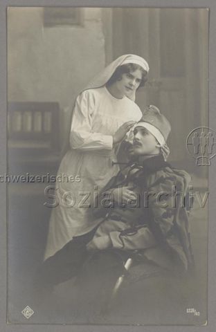 Krankenschwester, einen Soldaten pflegend, um 1915
