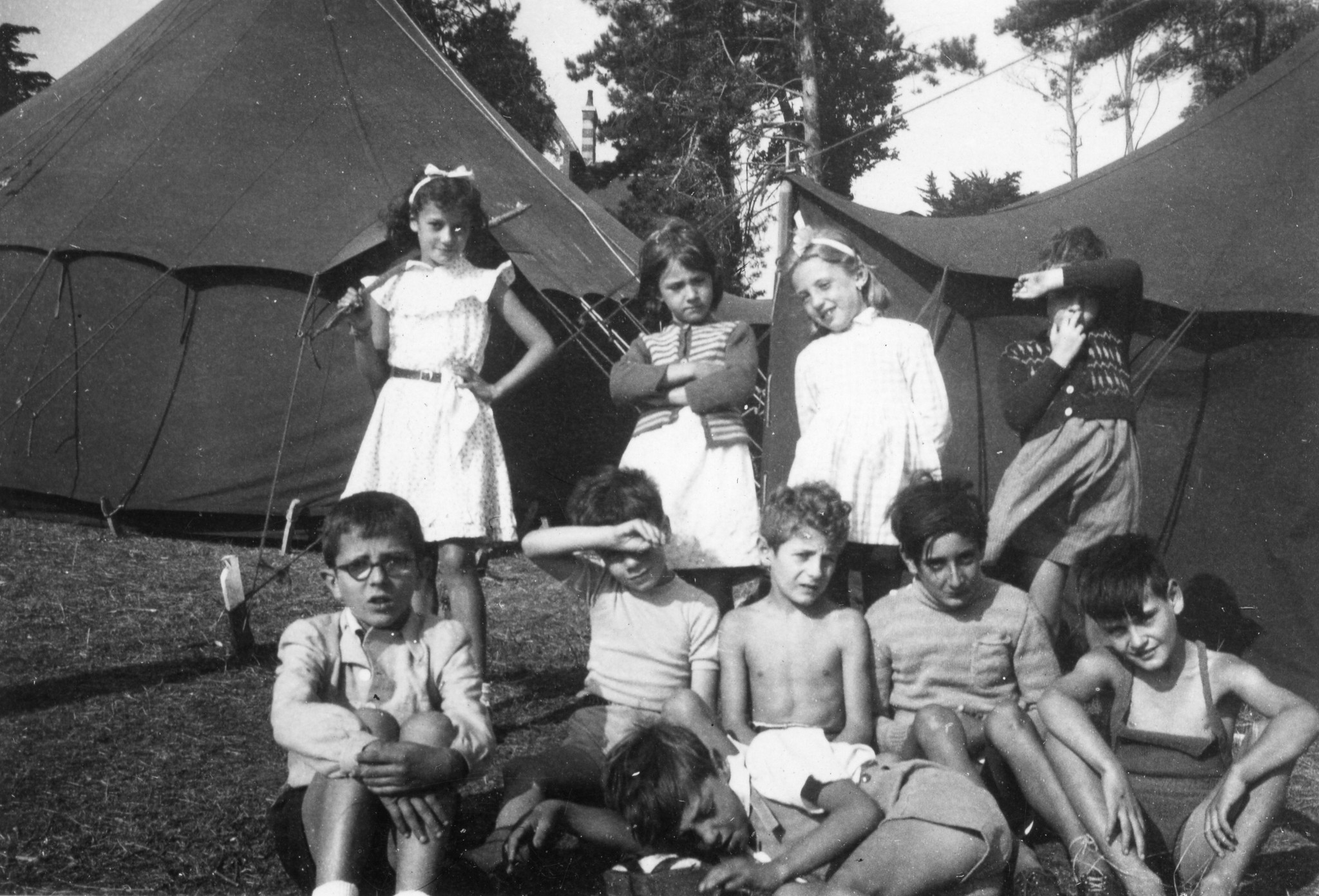 Eine Gruppe spanischer Kinder posiert vor Zelten in St. Quay