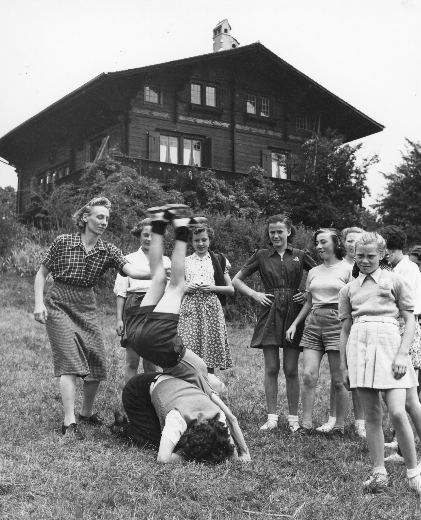 "La Fenière", Collex b. Genf, Belgierkolonie, Sommer 1950"; Kinder turnen zusammen unter Aufsicht einer Betreuerin