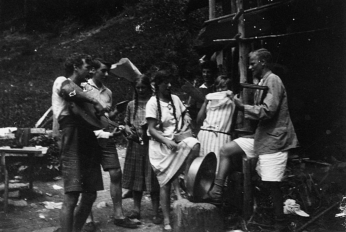 Wandervogel-Führerlager Egschi im Safiental: "Jazz Band" musizierend (Gitarre und Schüsseln, welche als Trommeln benutzt werden) (19