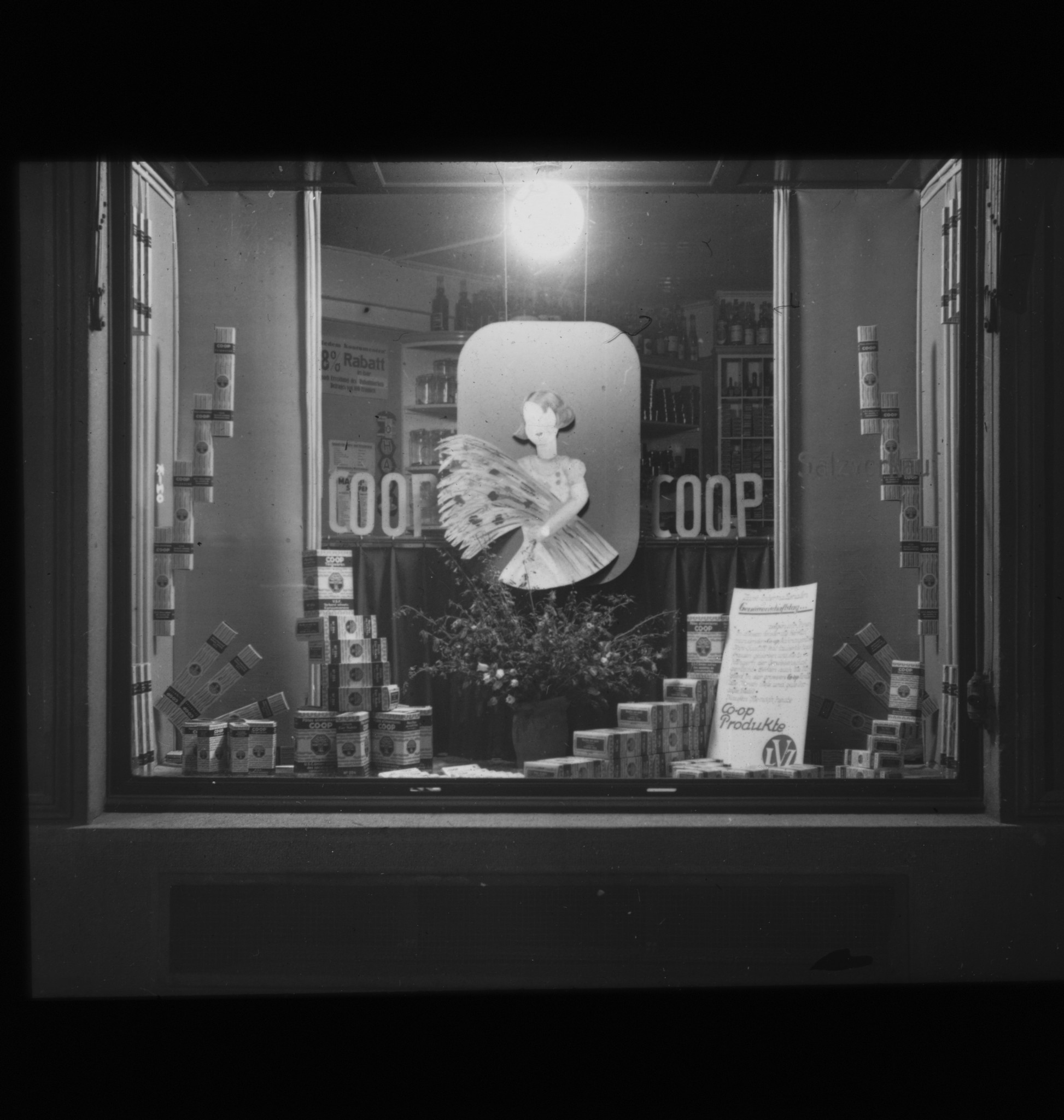 Dia: COOP/LVZ-Filiale, im Schaufenster Getreideprodukte.