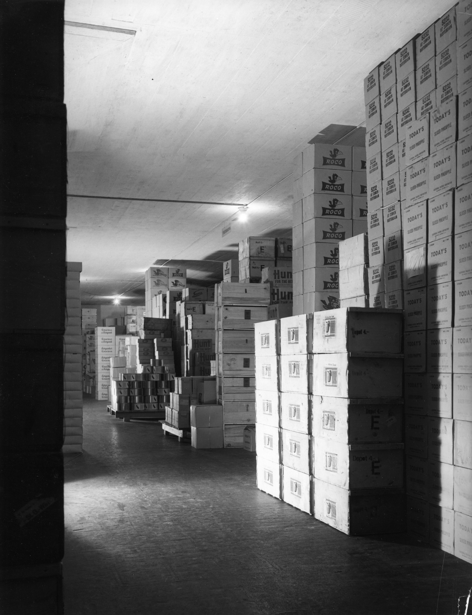 Gestappelte Kisten in einer Lagerhalle