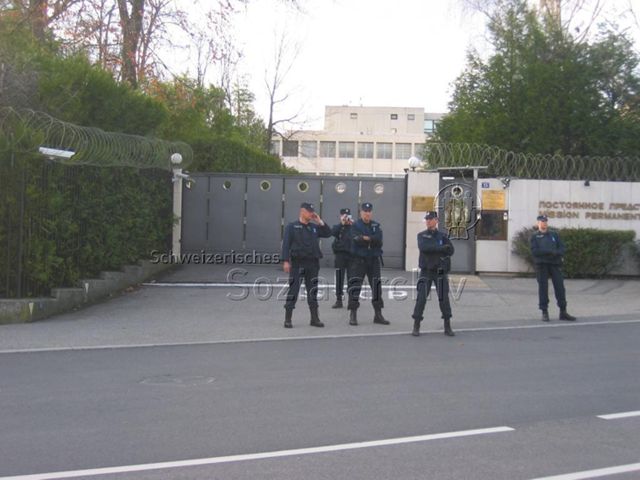 23. ILGA (International Lesbian, Gay, Bisexual, Trans and Intersex Association) World Conference – Geneva (27.03.–03.04.2006, Genf) – Demonstration vor der ständigen Mission der Russischen Föderation bei der UNO – Polizisten