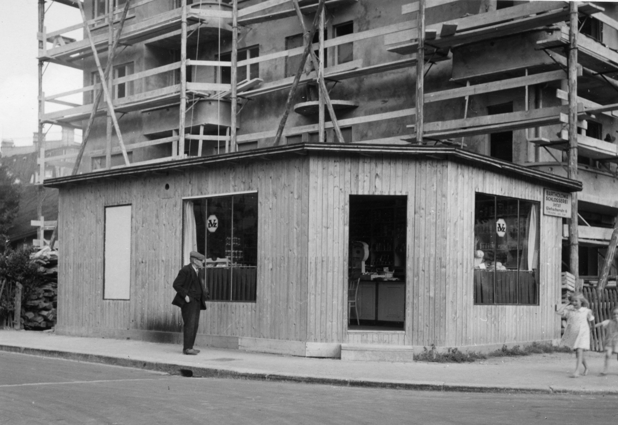 Laden des Lebensmittelvereins Zürich an der Badenerstrasse 271: Aussenansicht