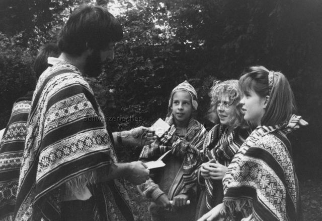 "Spielaktion Versoix 1990" - Kinder und ein Leiter in Ponchos
