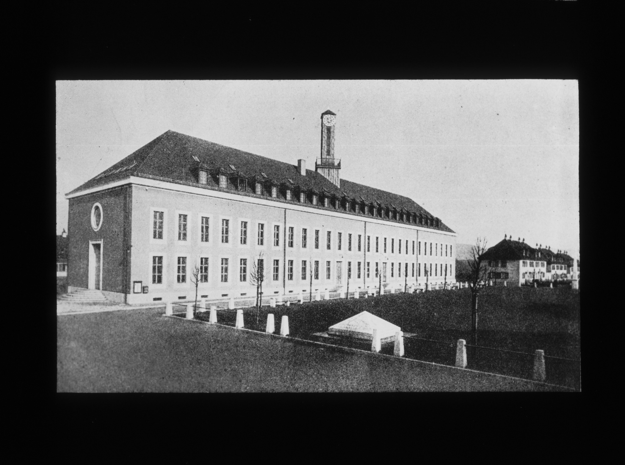 Dia: "Freidorf" in Muttenz, genossenschaftliche Siedlung des VSK (Verband schweizerischer Konsumvereine): Genossenschaftshaus; Aufnahme aus der Distanz