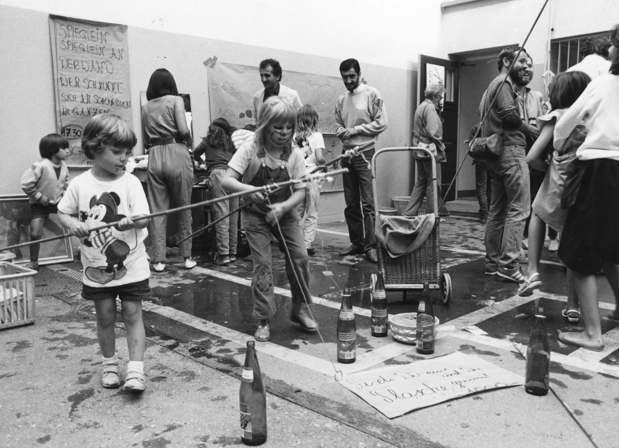 SAH-Fest August 1984; für Kinder wurde im Quellenhof in Zürich ein Schminkecken und ein Flaschenfischen-Spiel eingerichtet