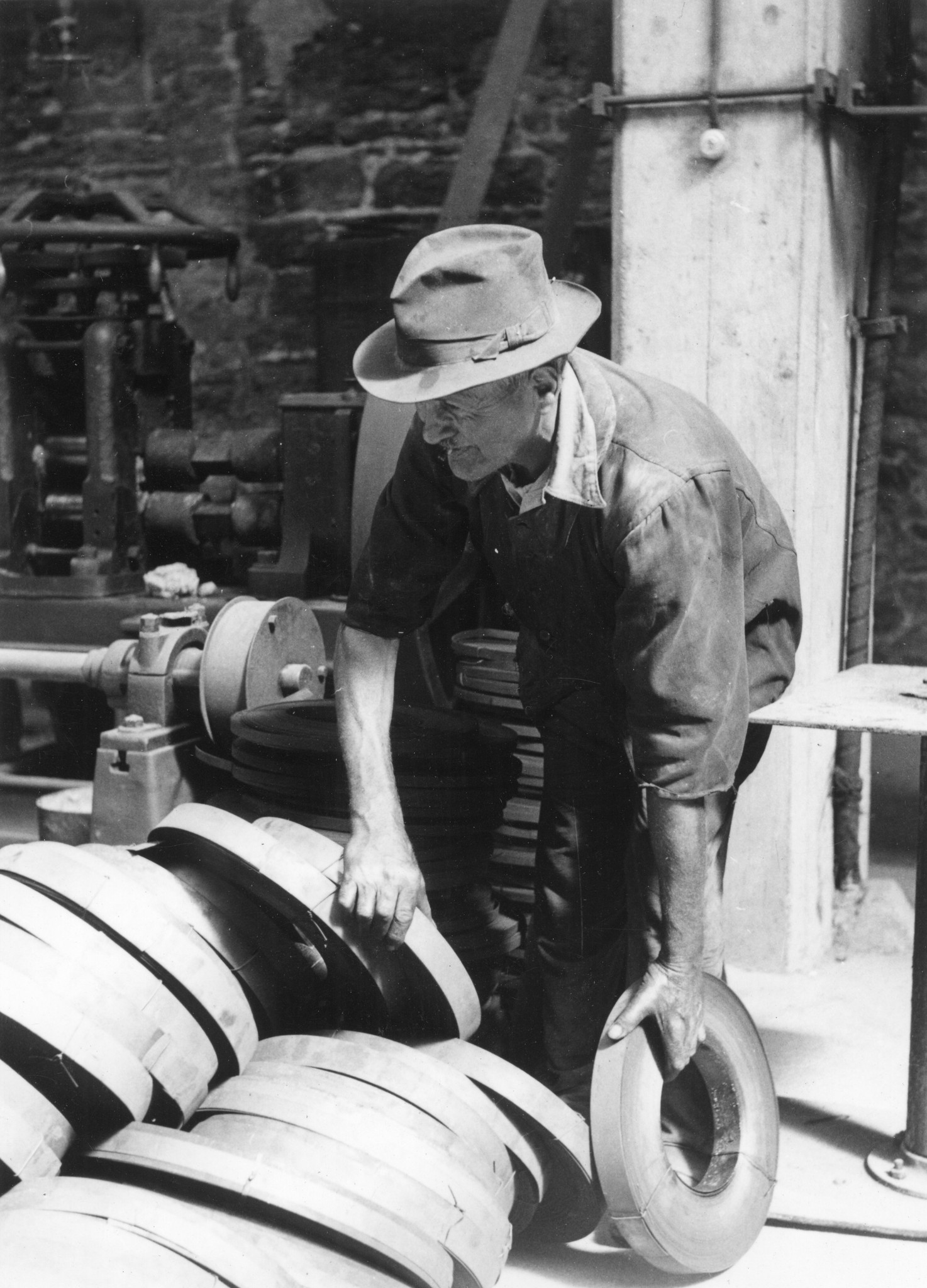 "Lyon 1945. Arbeiter in der Fabrik TESTE."